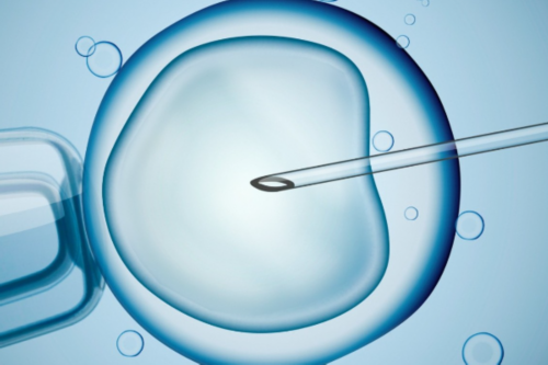 马苏状态保养得好，T恤“折着”穿成无袖装，没有赘肉身材好苗条